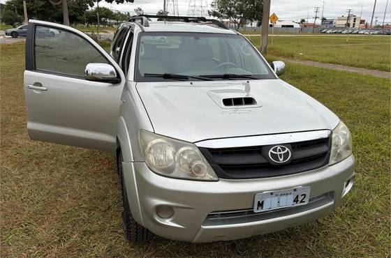 TOYOTA HILUX SW4 3.0 SRV 4X4 16V TURBO INTERCOOLER DIESEL 4P AUTOMÁTICO TOYOTA HILUX SW4 3.0 SRV 4X4 16V TURBO INTERCOOLER DIESEL 4P AUTOMÁTICO
